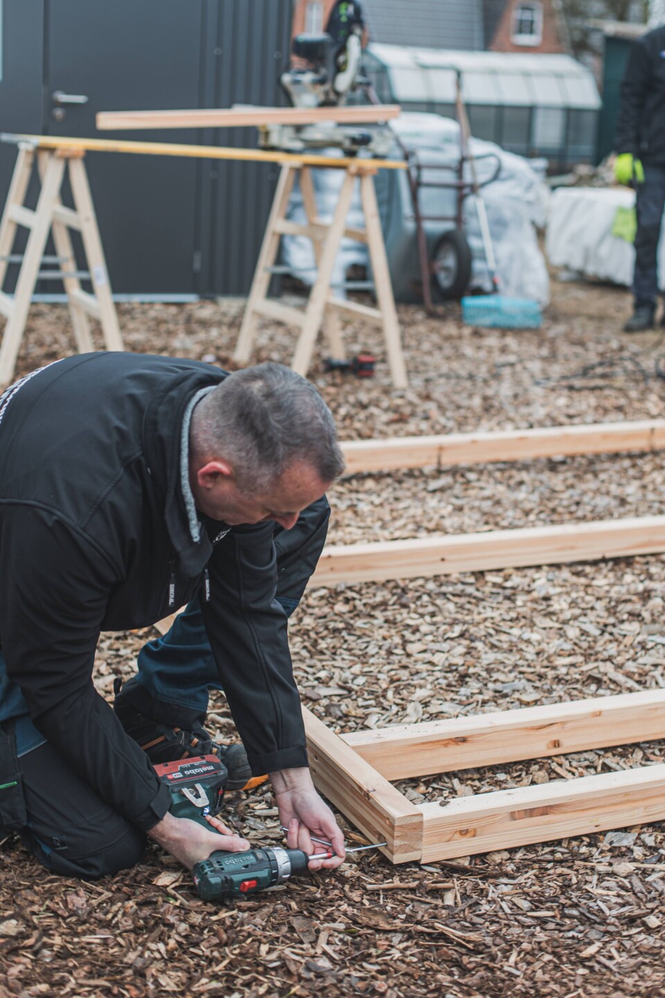 Der Bodenrahmen des Gartenhauses wird als erstes zusammengesetzt