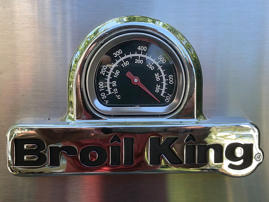 Broil King Broil King Markenlogo und Thermometer auf der Grillhaube