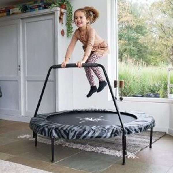 Fröhliches Kind beim Trampolinspringen