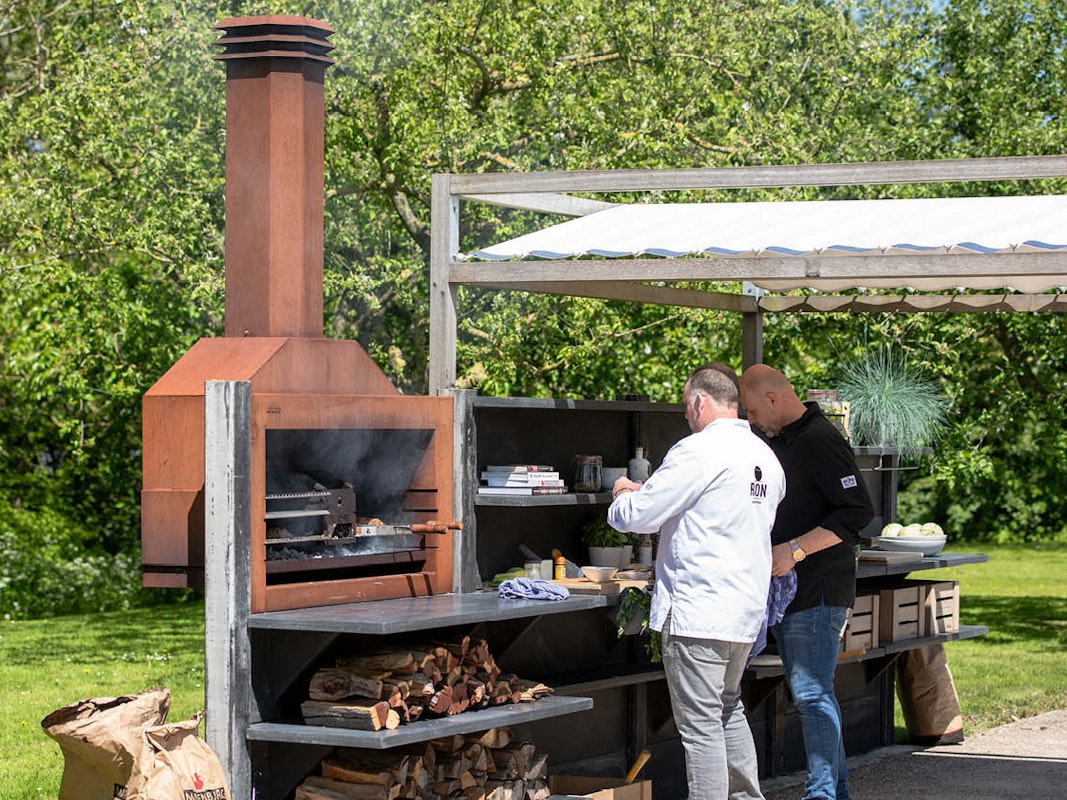Braaimaster Grillkamin Ein Grillkamin aus Cortenstahl, der dem klassischen Südafrikanischen Braai nachempfunden wurde - made for WWOO
