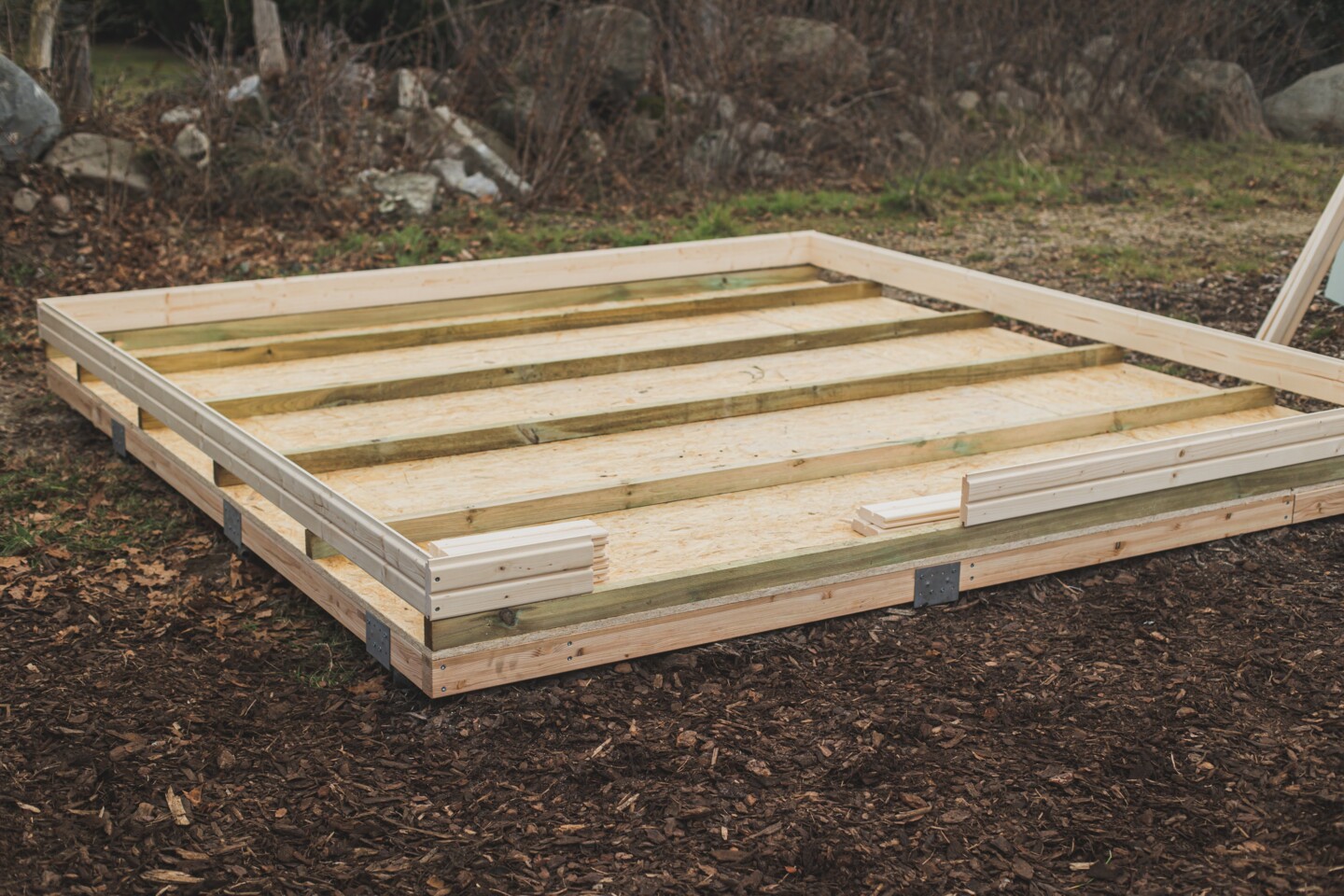 Die Unterkonstruktion liegt zwischen dem Bodenrahmen und der Wand des Gartenhauses