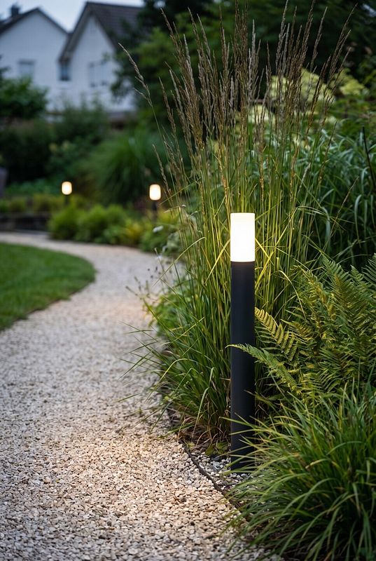 Eine reihe von Standleuchten beleuchtet einen Weg im Garten