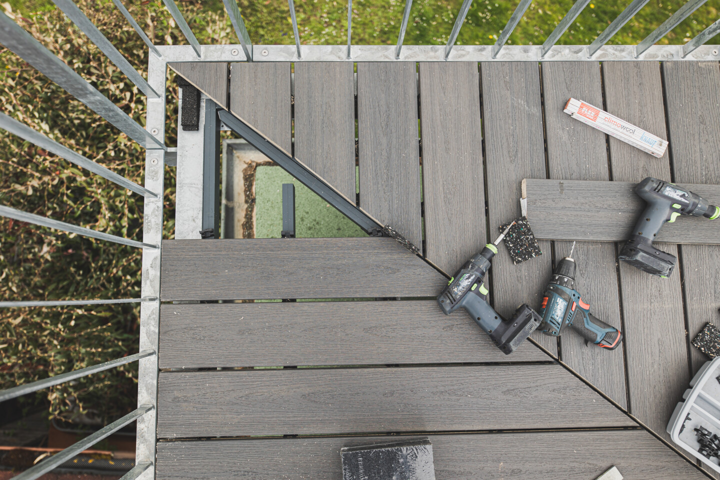 Die Eckstücke werden passgenau zugeschnitten und eingesetzt