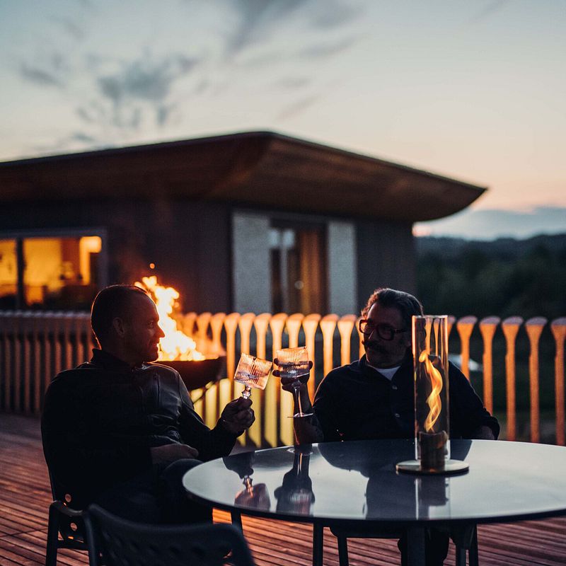 Lauschige Momente am Feuer mit der Bowl und dem Spin Tischfeuer von höfats