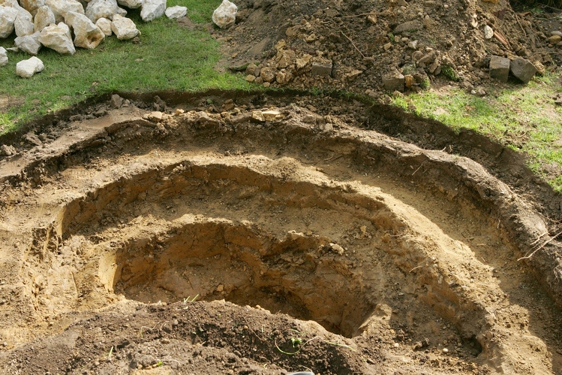 Teichbau Schritt 2: Die fertige Grube. An der fertigen Teichgrube erkennt man schön die stufenförmig verlaufenden Uferzonen.