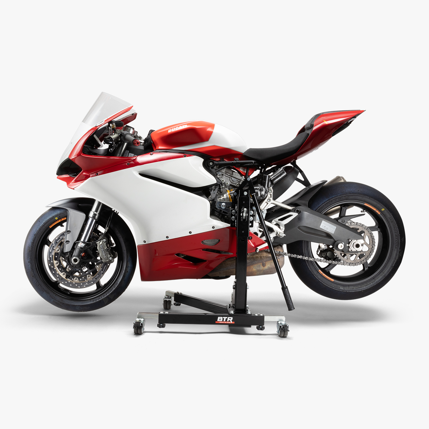 Motorrad aufbocken mit einem Zentralständer