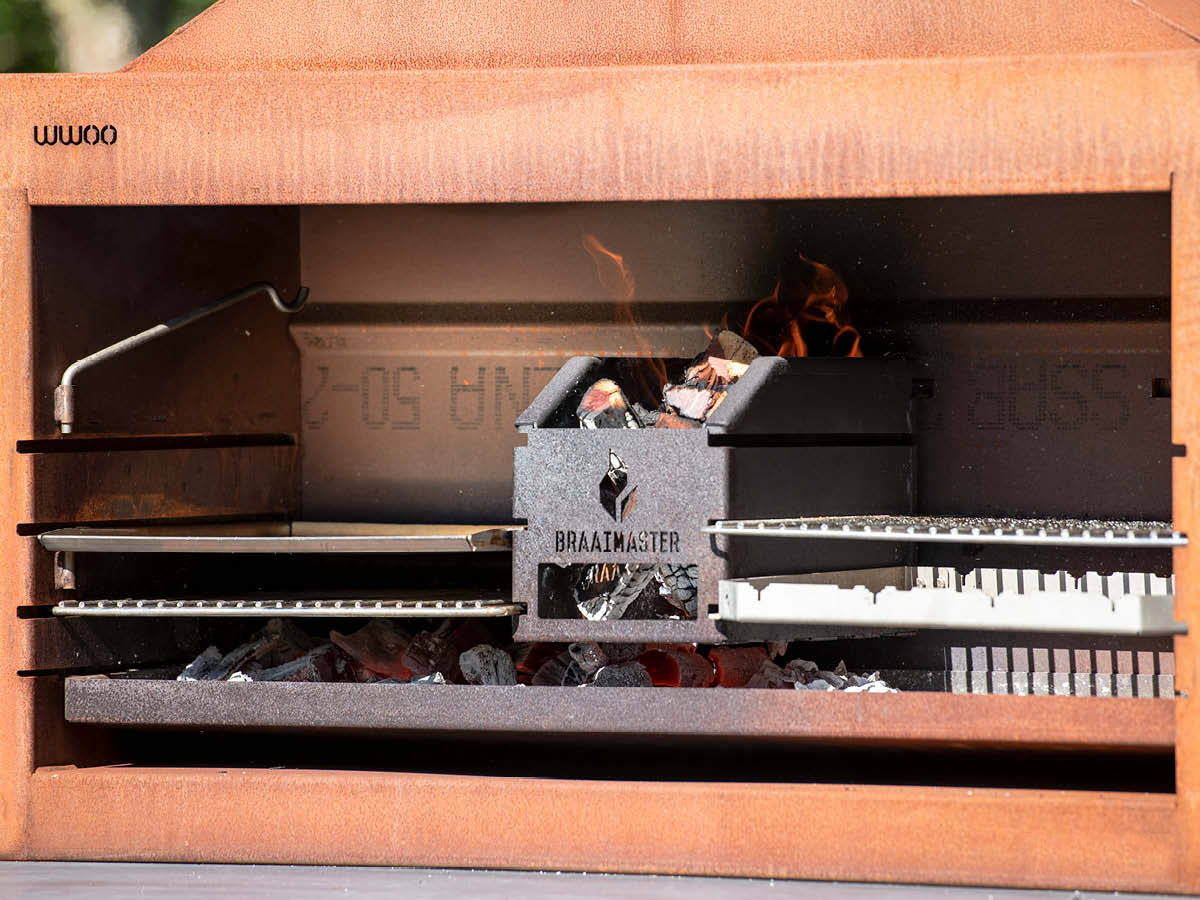 Ein Südafrikanischer Braai ist ein traditioneller Grillkamin, worin auf einem großen Grillrost direkt über den Kohlen gegrillt wird.