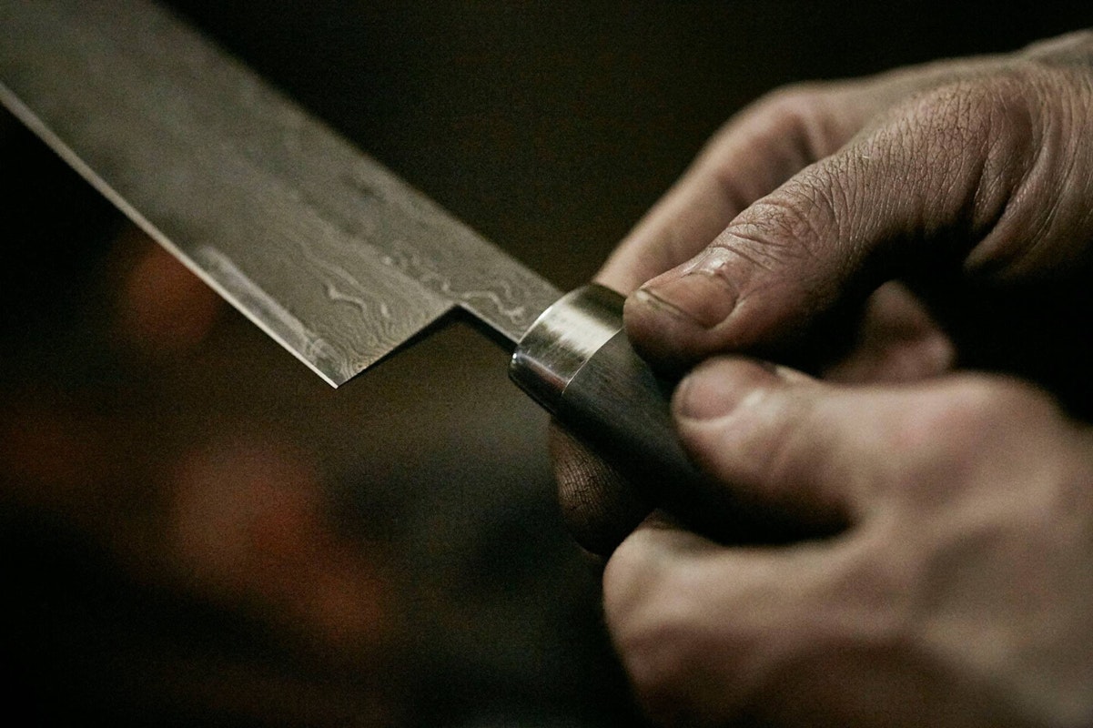 Handgeschmiedetes Damastmesser von Nesmuk Das Damaszenermesser wird in mühevoller Handarbeit fertiggestellt