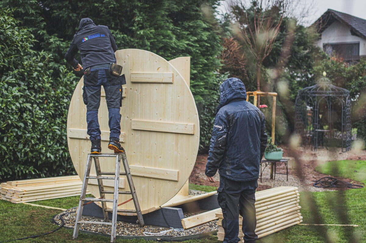 Rückwand aufstellen Die Rückwand wird in die Fassungd er Bodendielen eingesetzt