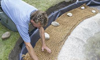 Schritt 6: Gestaltung des Teichrandbereiches  Teichbau Schritt 6: Mit Steinfolie und Böschungsmatten wird der Randbereich naturnah gestaltet.