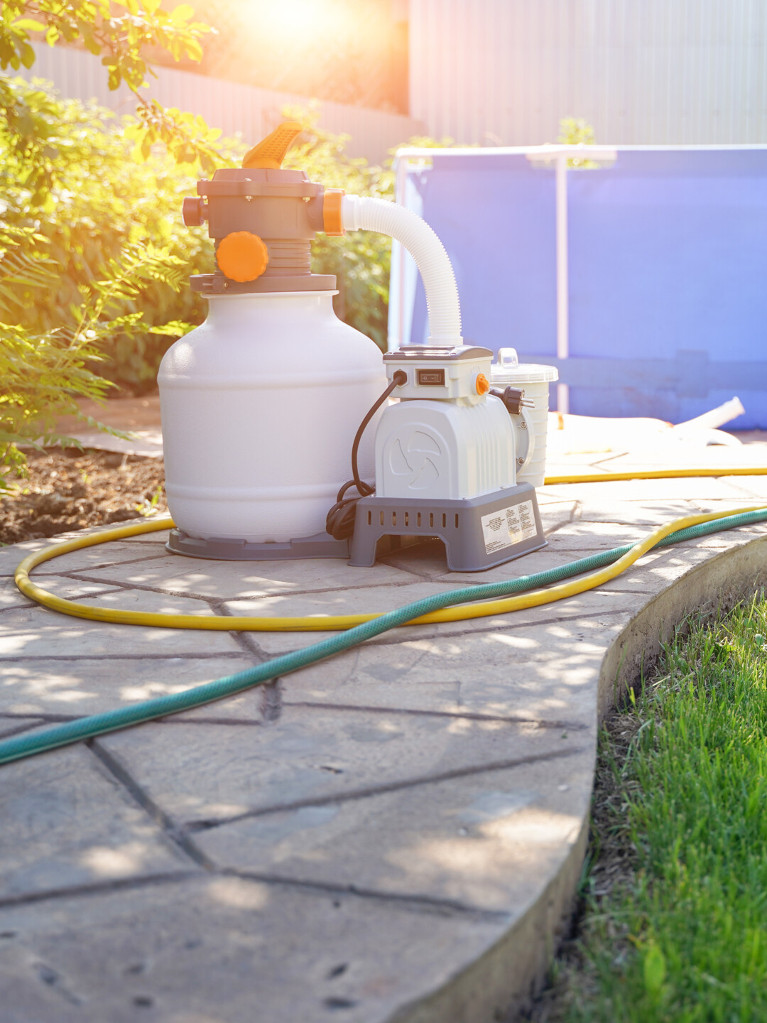 Pooltechnik wie zum Beispiel Filteranlagen oder Wärmepumpen erleichtern den Erhalt und die Pflege des Pools