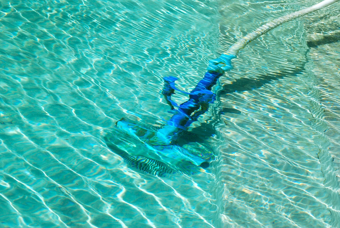 Poolsauger unter Wasser Poolreinigung mit einem Poolsauger