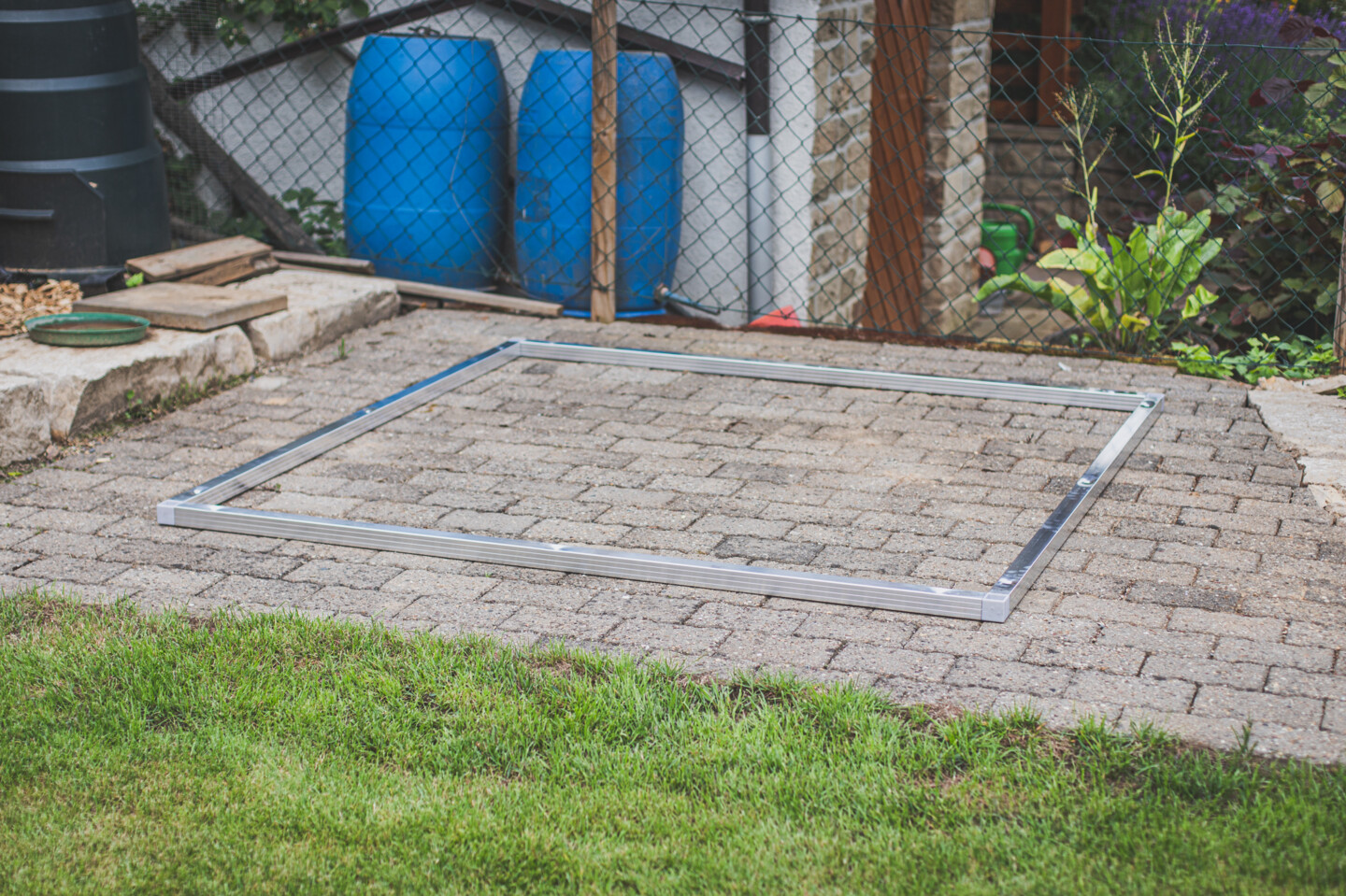 Zuerst setzt man den Fundamentrahmen zusammen