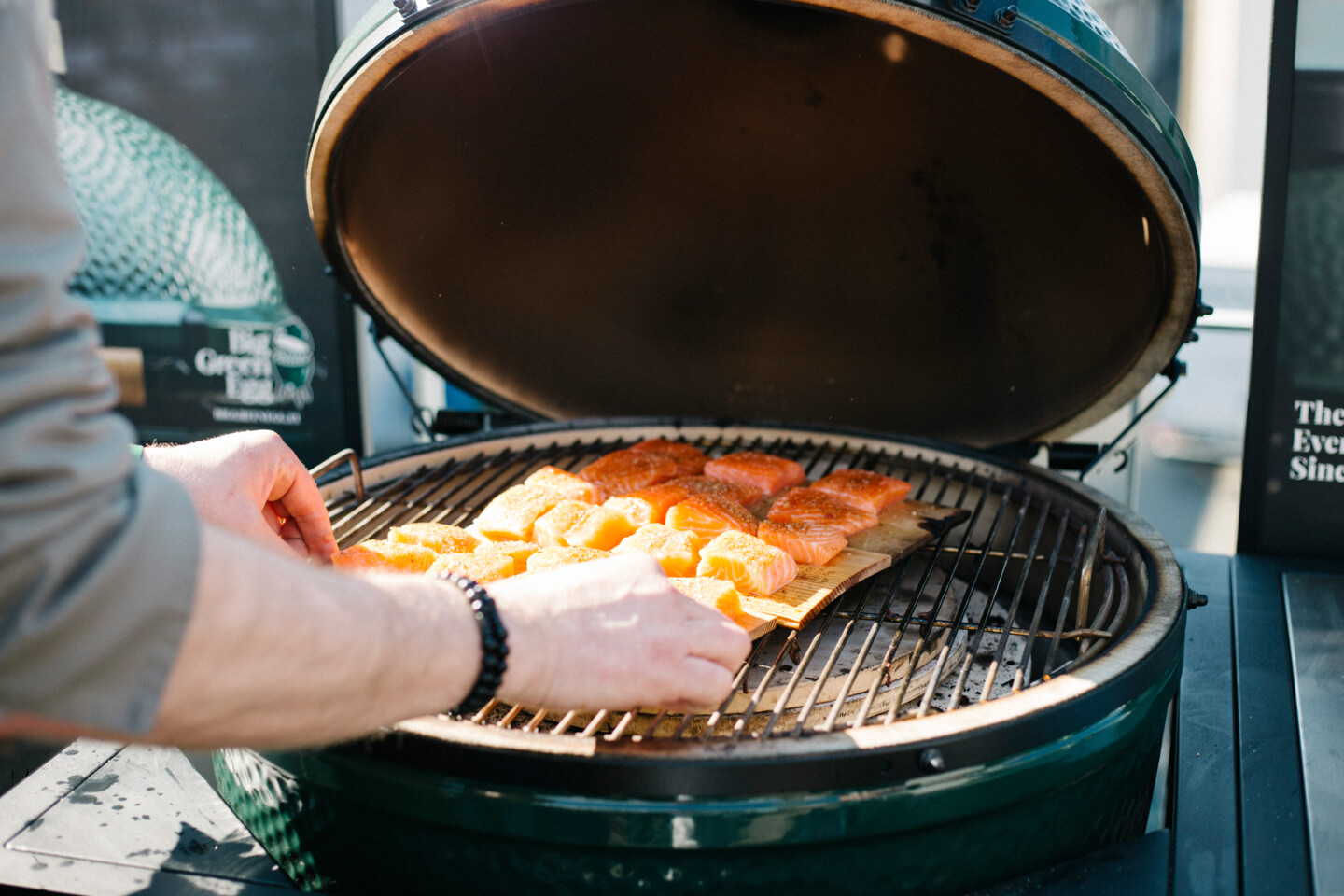 Auf Zedernholzplanken wird der Lachs im Big Green Egg ganz zart und erhält eine dezente Rauchnote