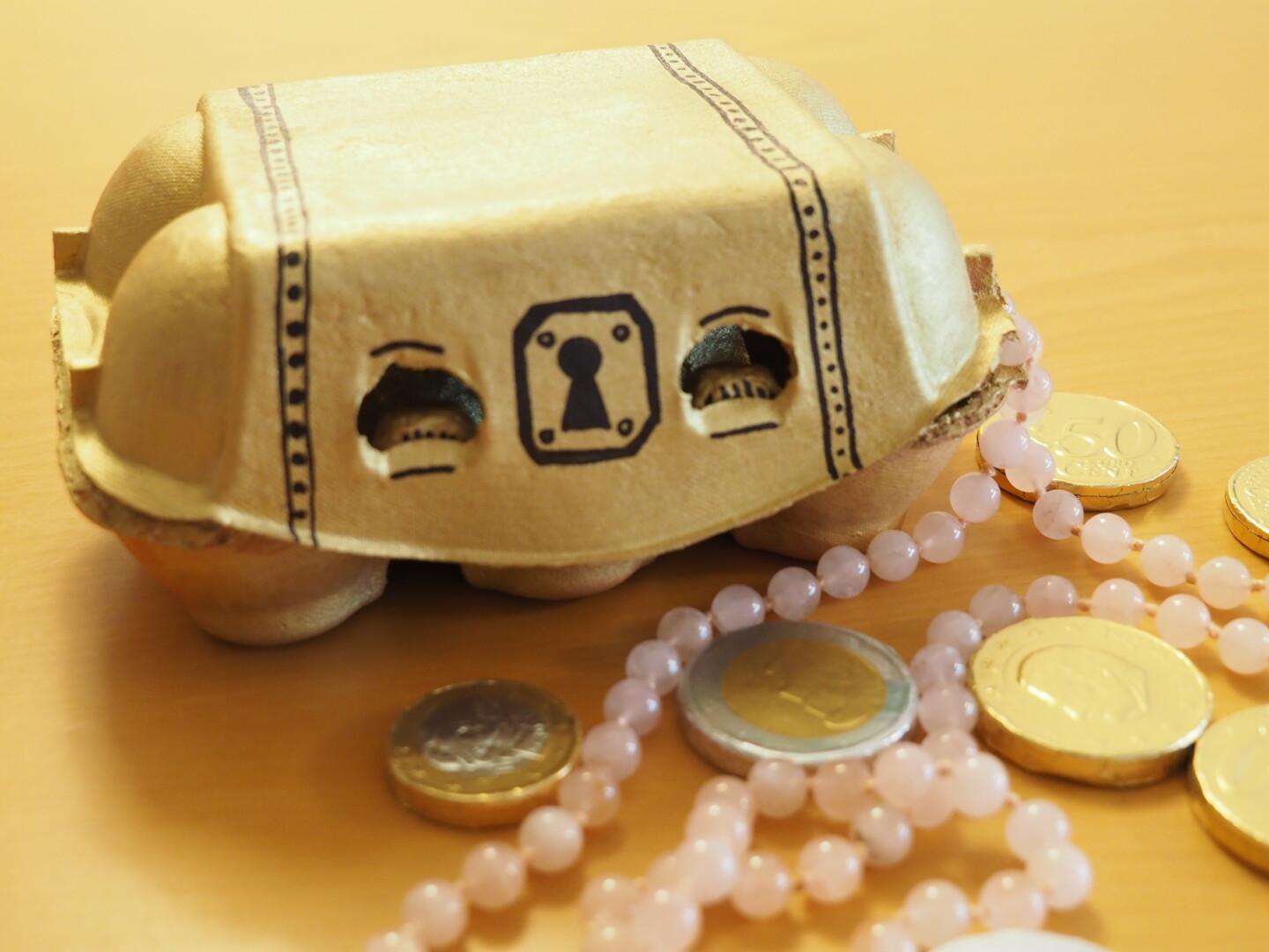 Schatztruhe aus Eierkarton gebastelt