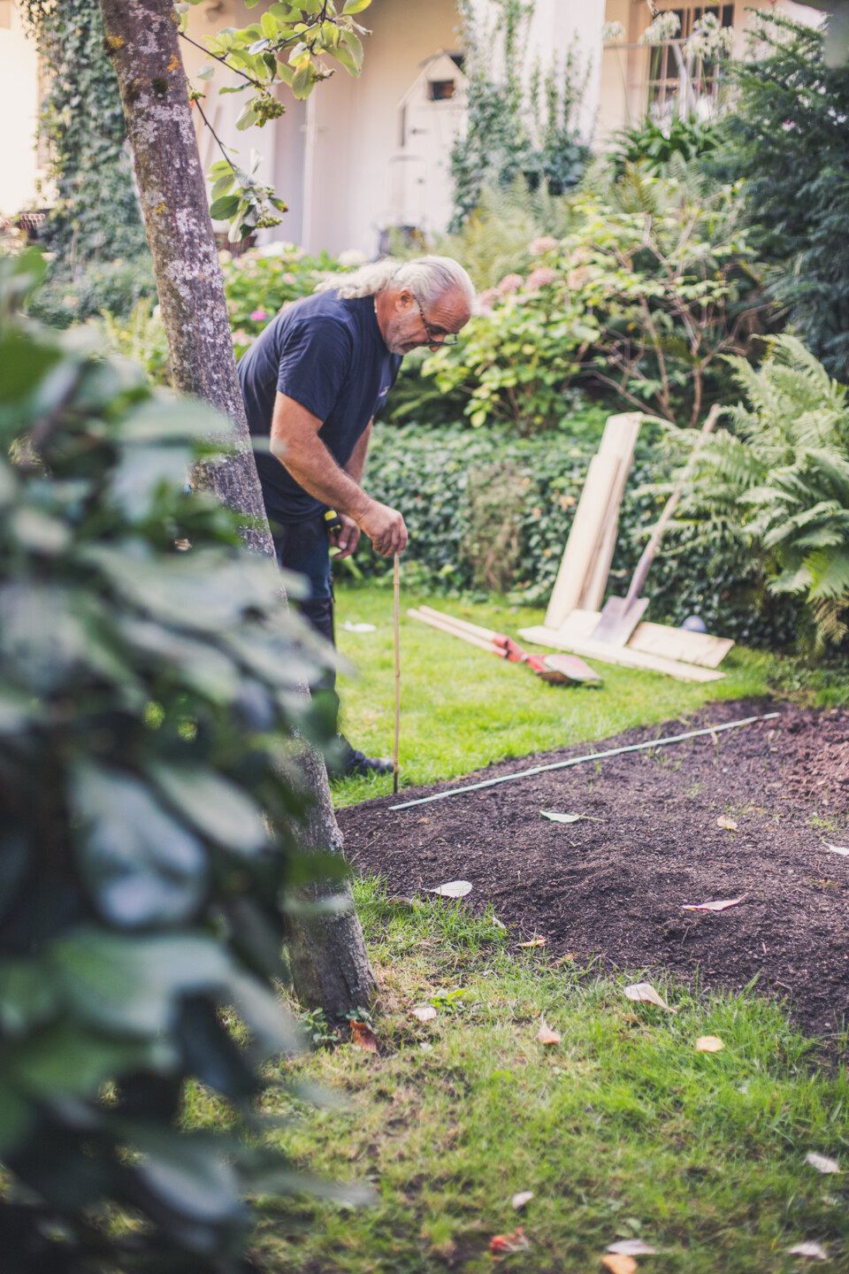 Der spätere Standort des Gewächshauses muss genau ausgemessen werden.