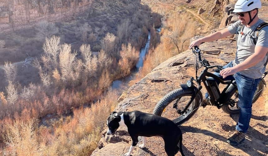 Gut trainiert dürfen Hunde auch mit auf Mountainbiketour Mountainbiker mit Hund