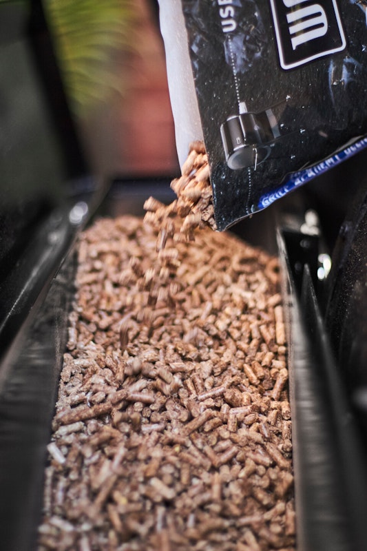 Weber Hartholzpellets nachfüllen Die Hartholzpellets von Weber werden in den Pelletbehälter des Smokefires nachgefüllt