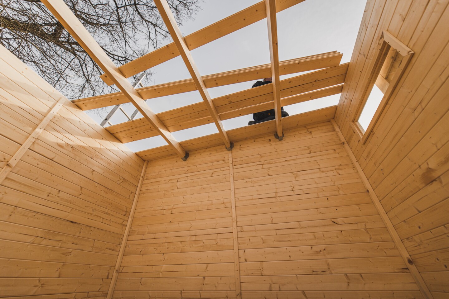 Das Dach wird mit Dachbrettern gedeckt