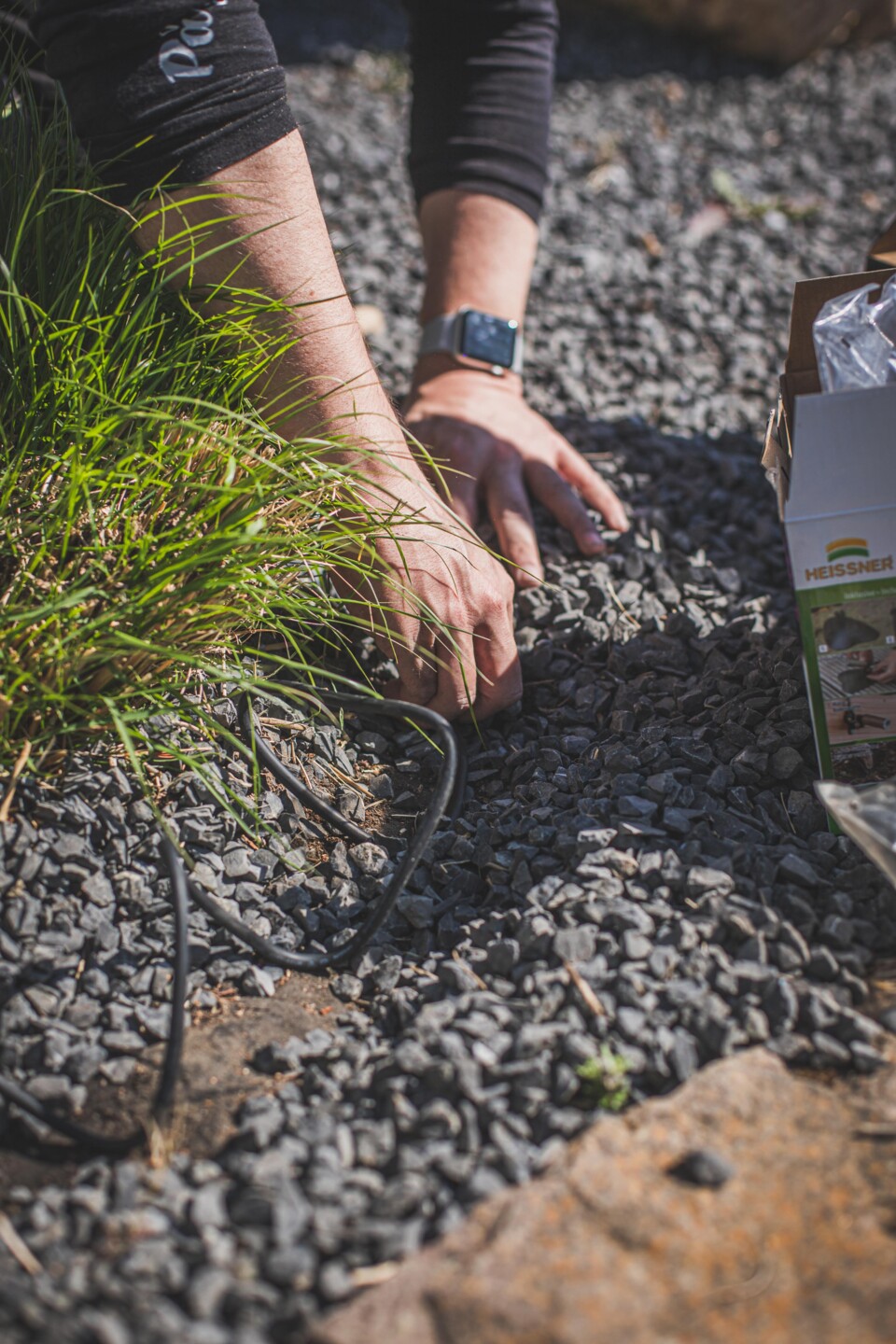 Kabel wird im Kies versteckt