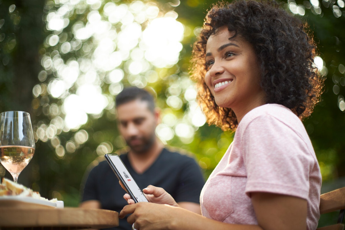 Grillen mit Weber Connect Mit Weber Connect bleiben Sie ganz entspannt und haben mehr Zeit und Aufmerksamkeit für Ihre Gäste