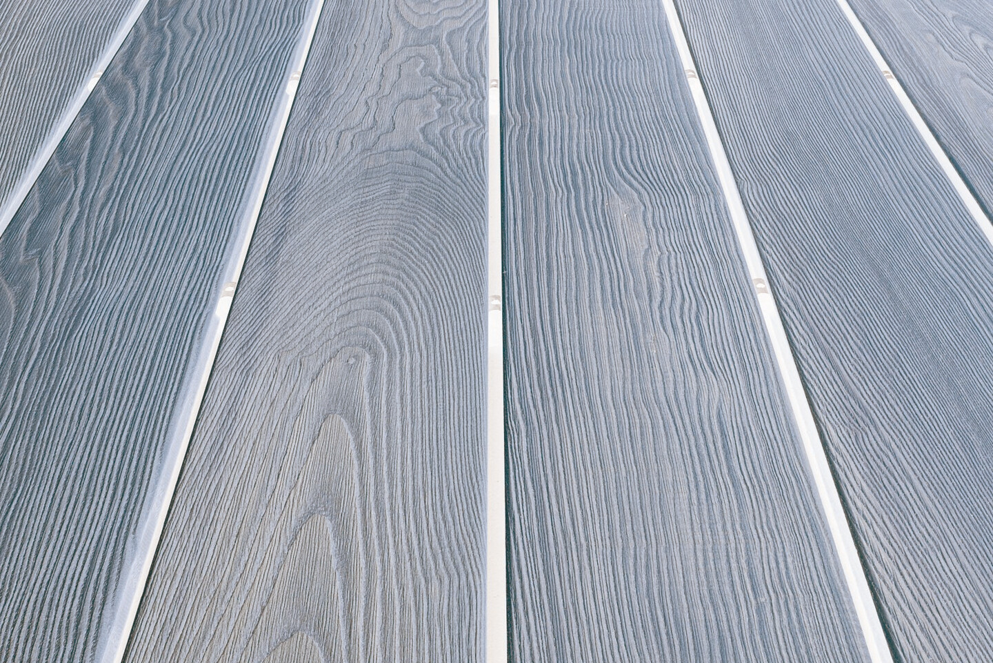 Terrassendielen aus thermisch behandeltem Eschenholz