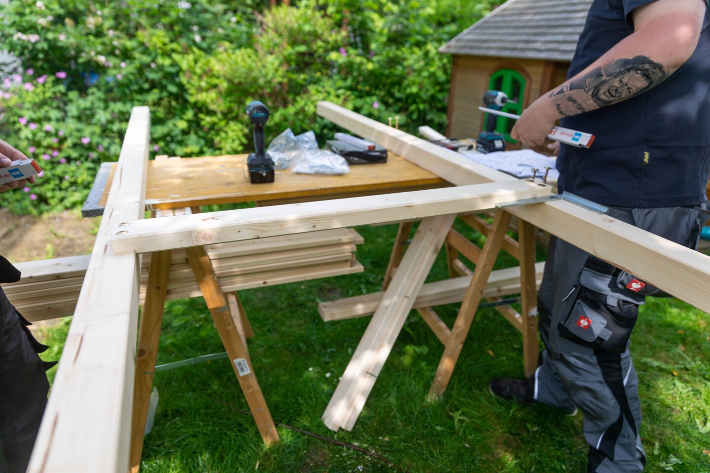 Das Grundgerüst des Stelzenhauses wird zusammengeschraubt