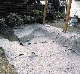 Schritt 4: Mit Vlies ausgekleidete Teichgrube Teichbau Schritt 4: Die Teichgrube wird großzügig mit Vlies ausgekleidet.