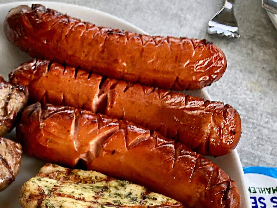 Rote Wurst vom Gasgrill mit Ketchup und Senf Rote Wurst