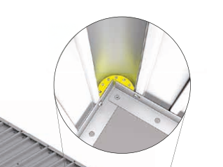 Die Kabel werden an den abgerundeten Ecken durch die Abdeckung der Eckverkleidung geführt