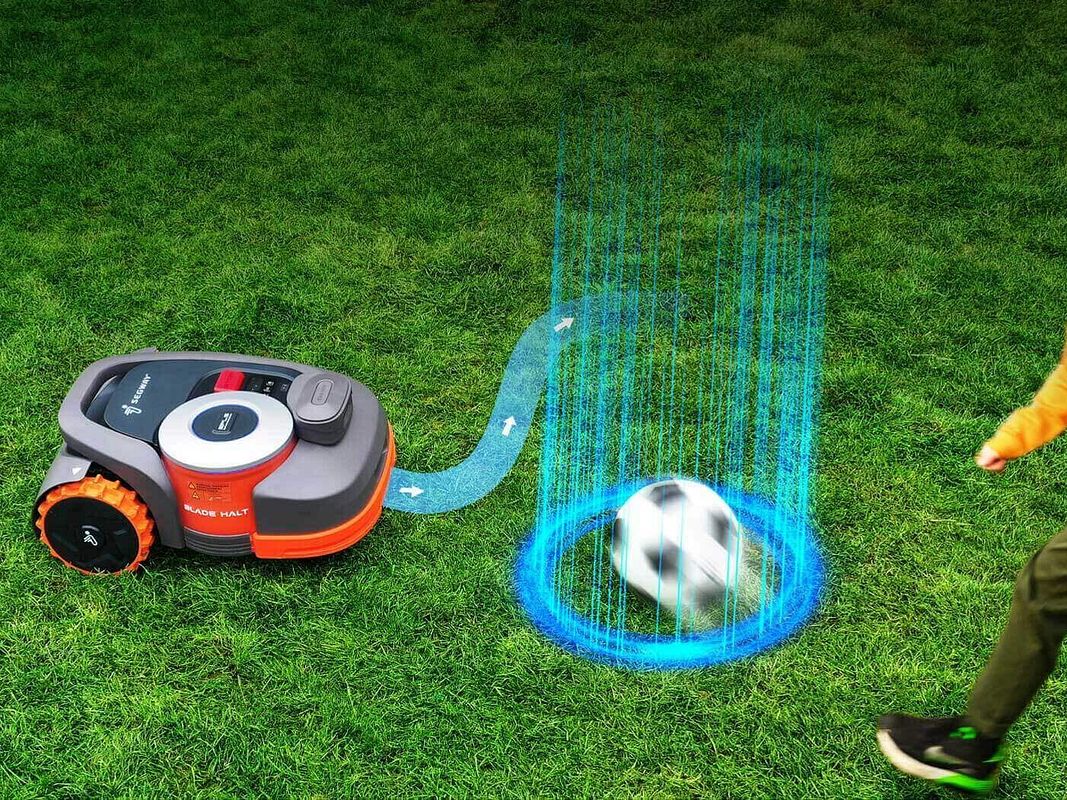 Modernste Technik: Mit dem Segway Vision Fence, der KI-basierten Hinderniserkennung, werden Hindernisse zuverlässig umfahren