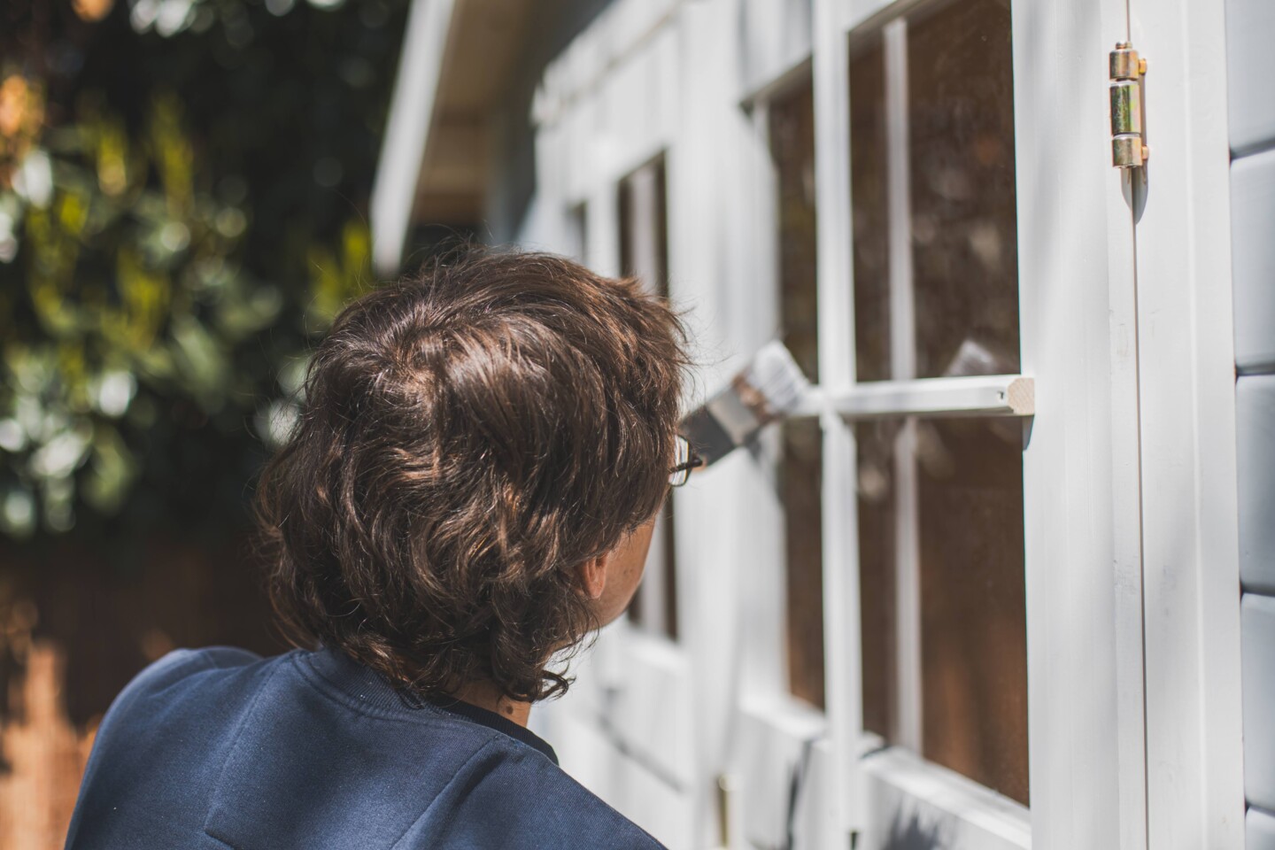 Ein regelmäßiger Farbanstrich pflegt und schützt das Holz