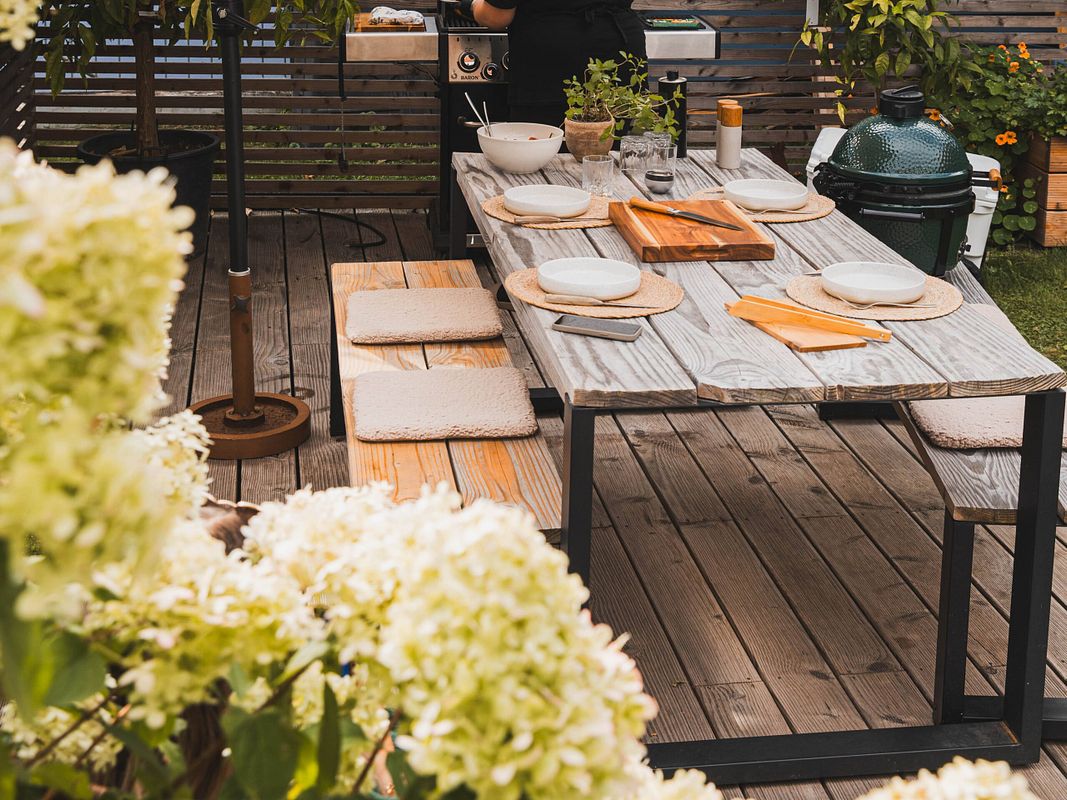 Platz nehmen am gedeckten Tisch