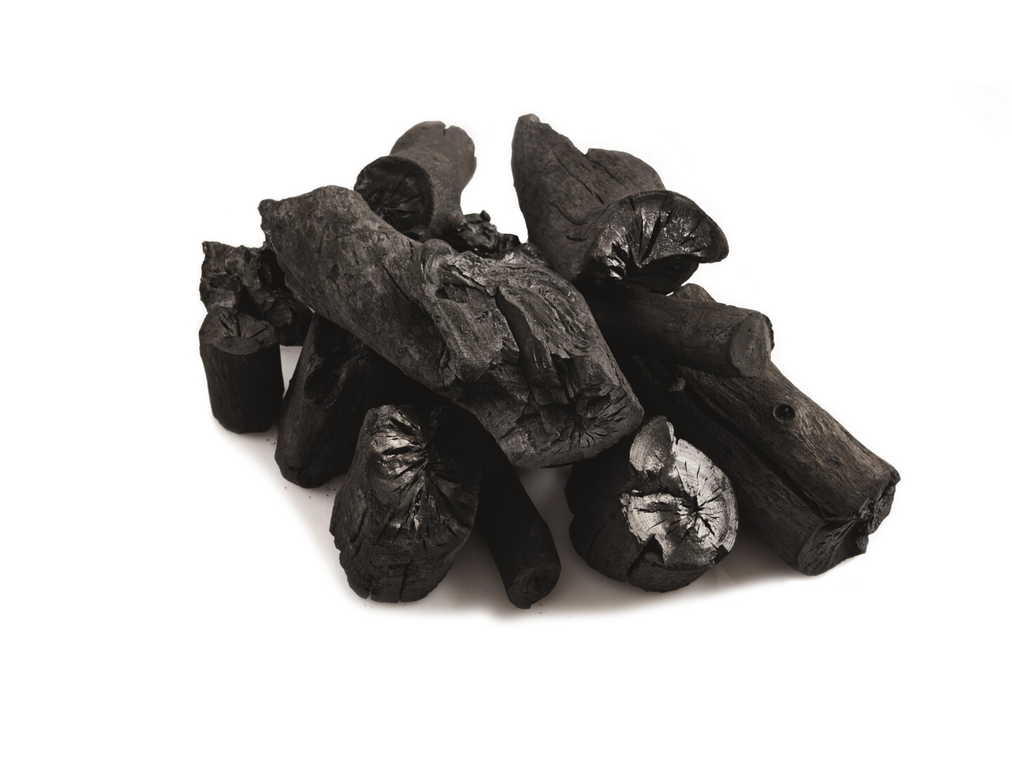 Hochwertige Holzkohle verbrennt effektiv und raucharm