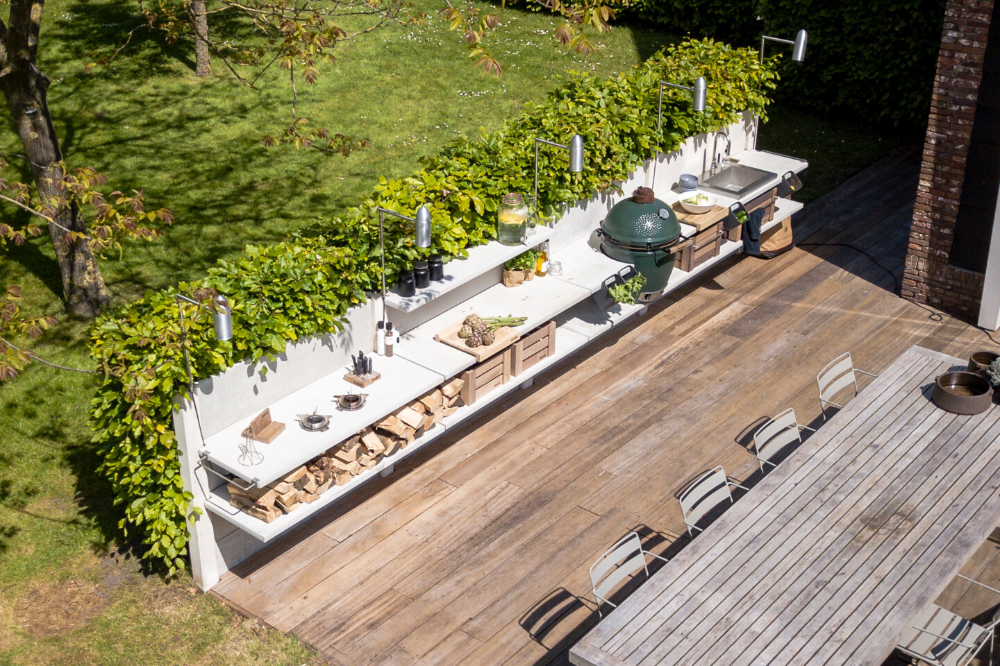 Wo soll die Outdoorküche hin? Direkt an die Terrasse oder an die Grundstücksgrenze zum Nachbarn?