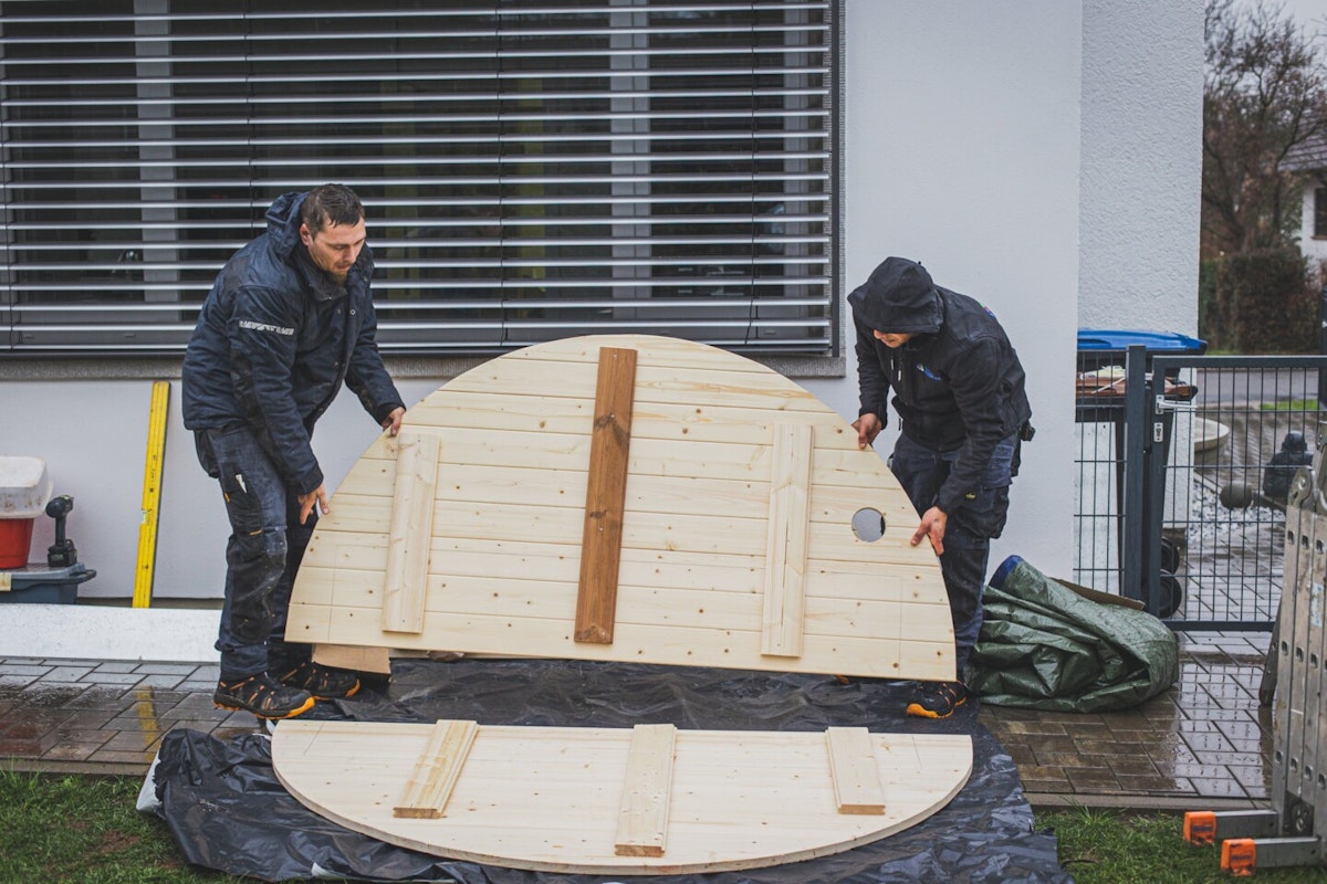 Rückwand der Fasssauna Die kreisrunde Rückwand wird aus zwei vorgefertigten Häflften zusammengesetzt