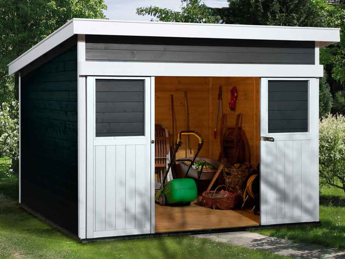 Gerätehaus aus Holz von Weka mit praktischer Schiebetür