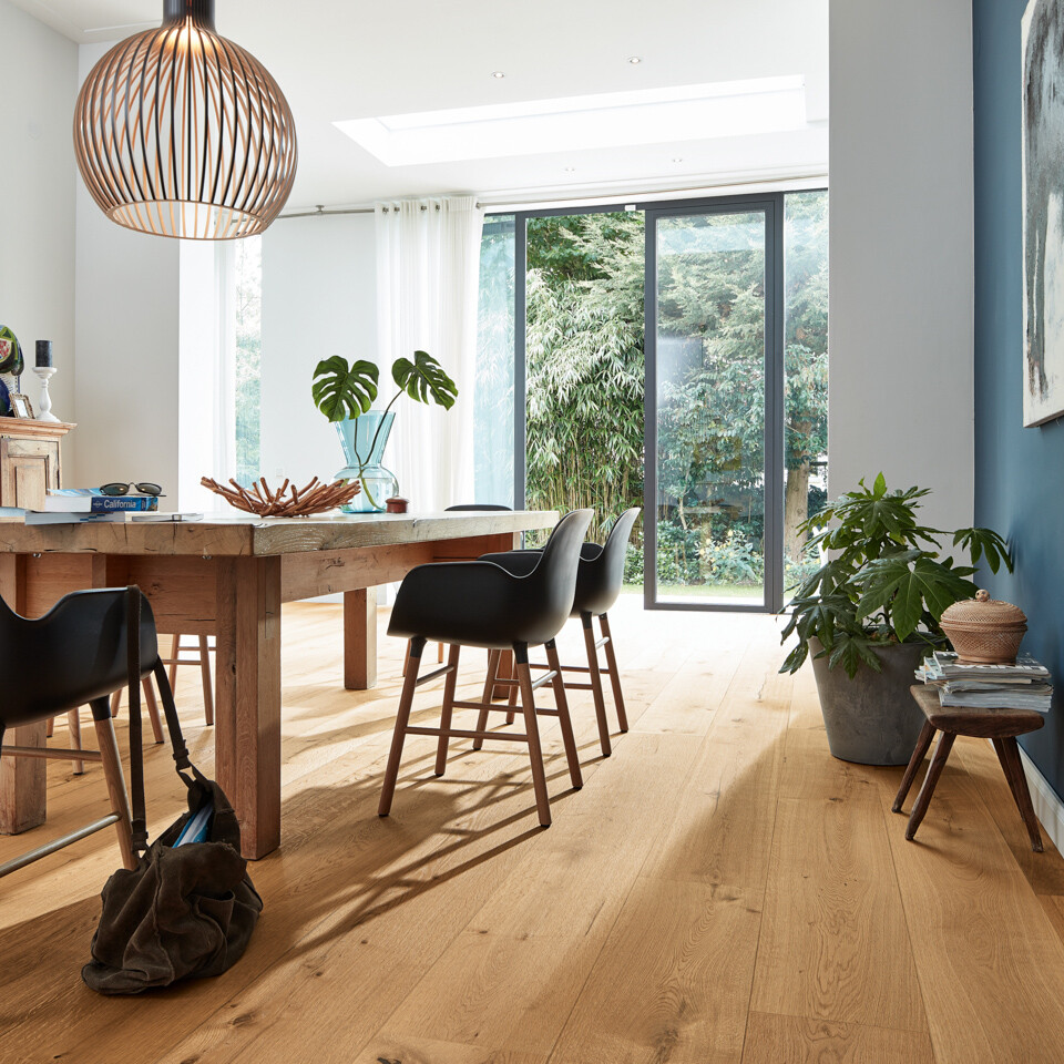 Modern eingerichtetes Esszimmer mit Lindura Bodenbelägen von MEISTER