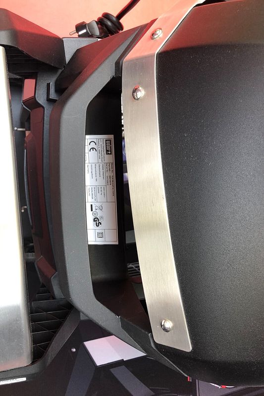 Die Seriennummer von Weber Elektrogrills ist je nach Modell seitlich oder an der Rückseite