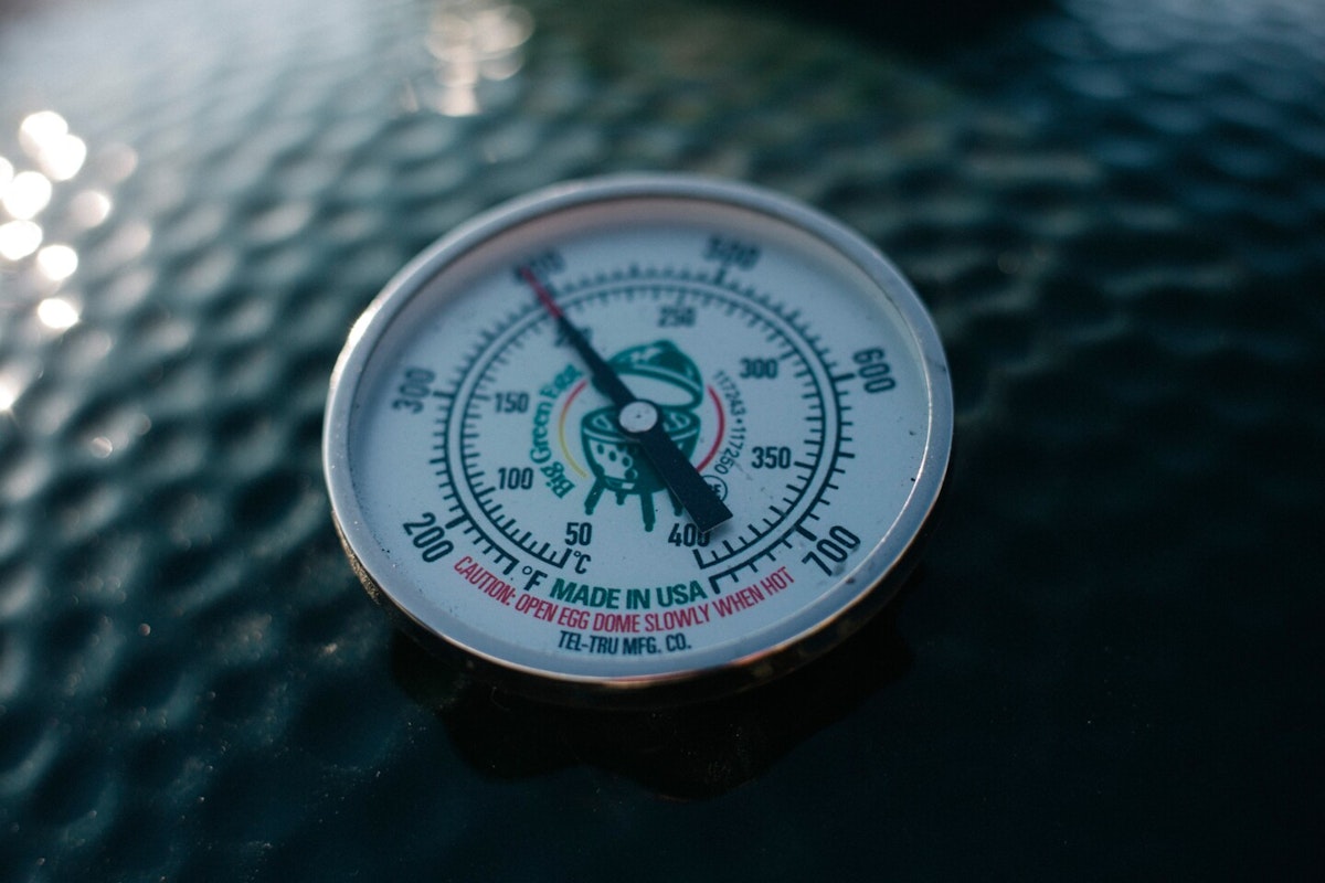 Big Green Egg Thermometer Achtung heiß! Ist das Ei erst mal auf Temperatur gebracht, kann es diese über viele Stunden konstant halten.