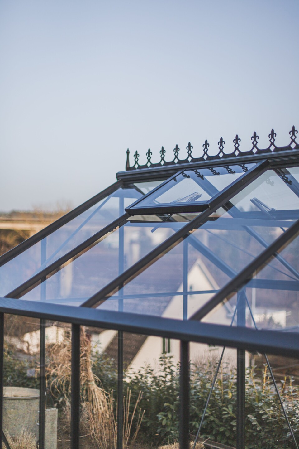 Als letztes werden die vormontierten Dachfenster angebracht