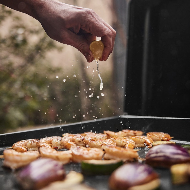 Grillen auf dem Weber SLATE Plancha Grill Mit der Plancha grillen und braten Sie von Fleisch über Gemüse bis hin zu Meeresfrüchten und mehr!