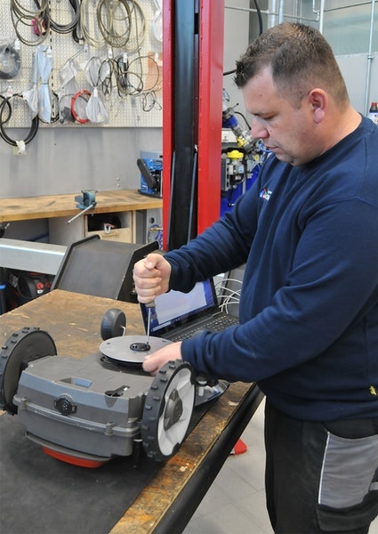 Husqvarna Automower Winterservice Husqvarna Automower: Messerwechsel in der Werkstatt