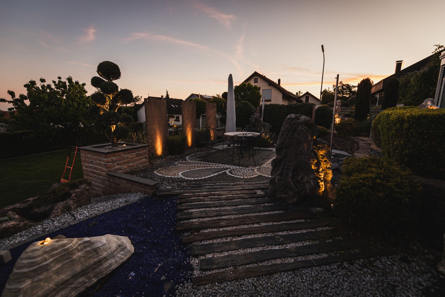 Terrasse mit Spotlights am Abend