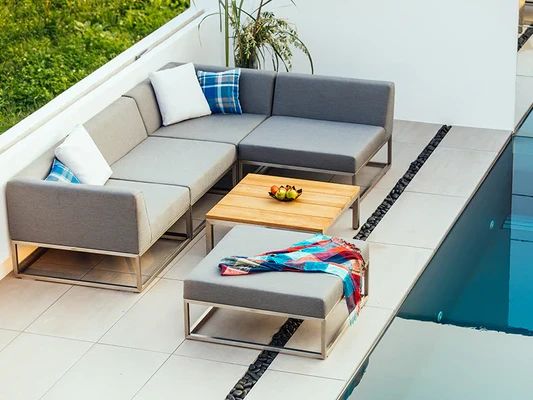 Loungegruppe mit Tisch am Rand eines schönen Swimmingpools
