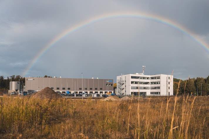 Regenbogen über dem Lager & Bürogebäude Sliderbild