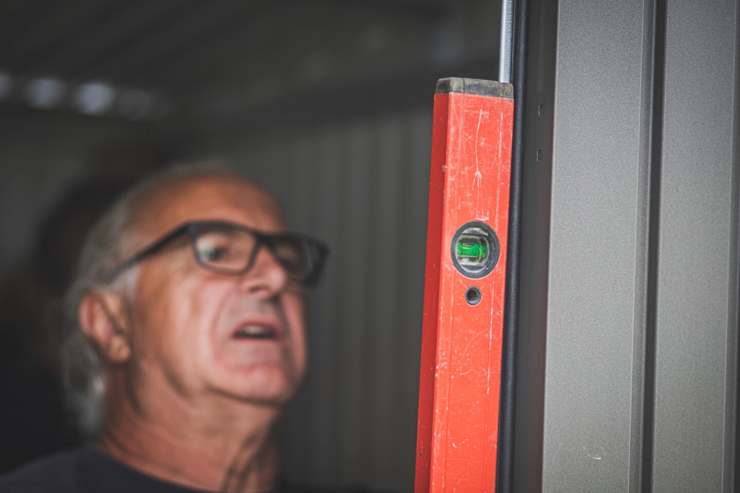 Abschluskontrolle: ist das Gartenhaus gerade?