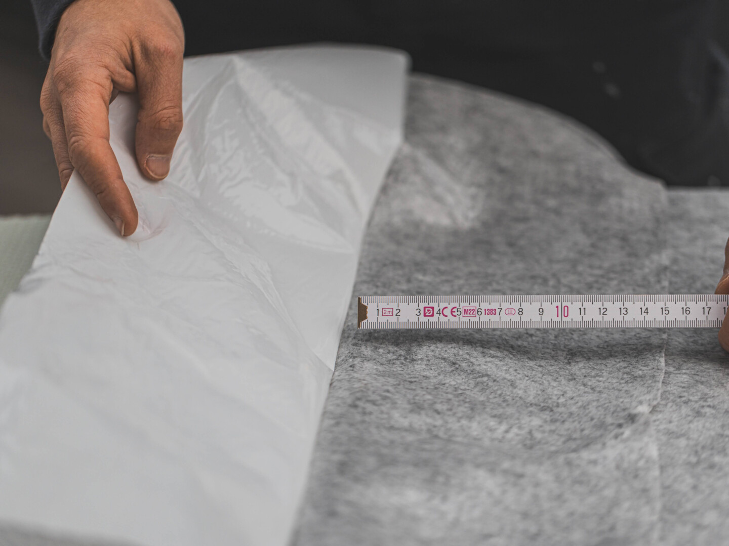  Antikondensvlies zuschneiden und Trägerfolie abziehen