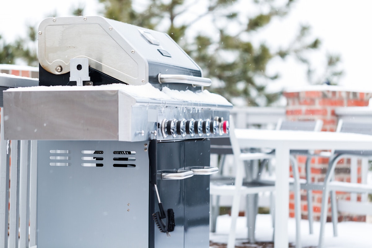 Vereister Gasgrill Steht der Gasgrill ohne Abdeckung im Freien, können ihm Eis und Schnee zusetzen