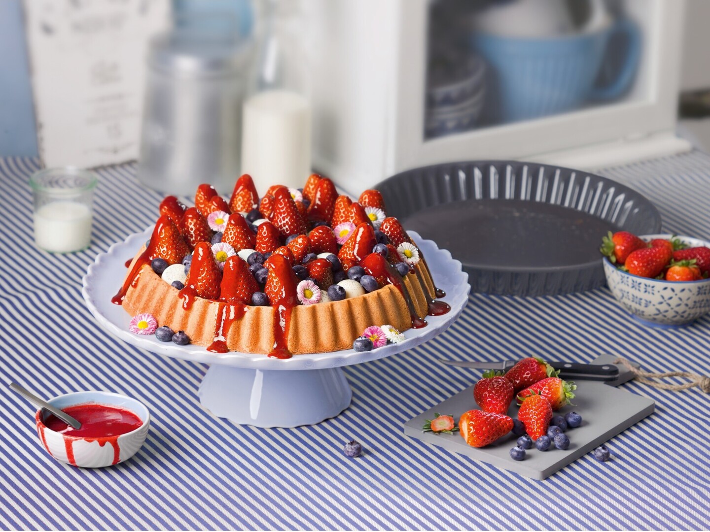 Frischer Erdbeerkuchen - darf an Ostern nicht fehlen! Hier die Backform von Kaiser.